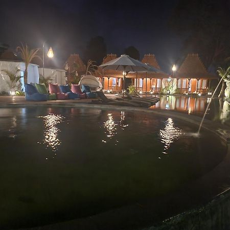 Starlake Villa & Glamping Kubupenlokan Exteriör bild